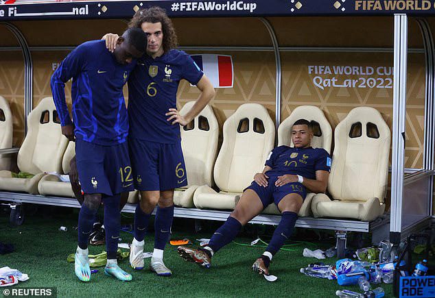 Matteo Guendouzi and Randal Kolo Muani comfort each other after the World Cup final, right next to a sad Kylian Mbappe.