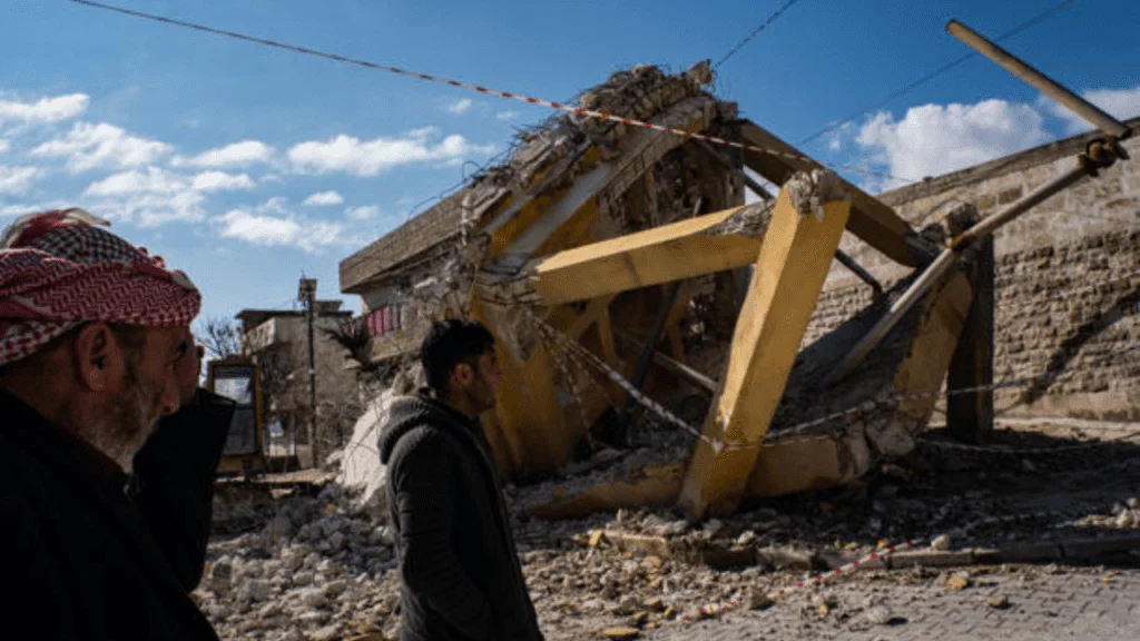 SAWRAN, SYRIA - FEBRUARY 10: Locals walk past a damaged water tank after 7.8-magnitude earthquake hit the region in the town of Sawran, Syria, Friday, February 10, 2023.(Photo by Salwan Georges/The Washington Post) © Salwan Georges/The Washington Post