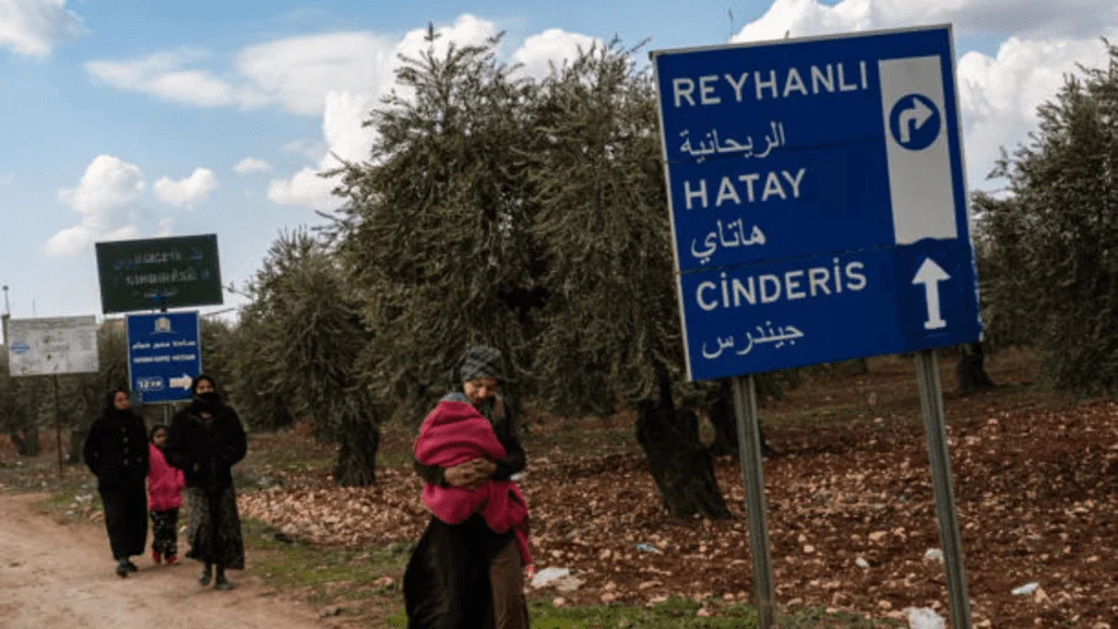 JINDIRES, SYRIA - FEBRUARY 10: Locals walk miles away from their town after their homes were destroyed by 7.8-magnitude earthquake hit the region in the town of Jindires, Syria, Friday, February 10, 2023. (Photo by Salwan Georges/The Washington Post) © Salwan Georges/The Washington Post