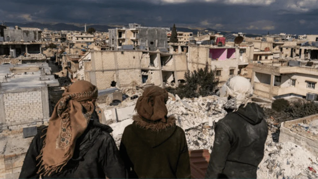 JINDIRES, SYRIA - FEBRUARY 10: Locals from neighboring villages who came to town to help with rescue view the destruction caused by a 7.8-magnitude earthquake that hit the region in the town of Jindires, Syria, Friday, February 10, 2023. It is estimated that 850 people were found dead and hundreds are believed dead still under the rubbles. (Photo by Salwan Georges/The Washington Post) © Salwan Georges/The Washington Post