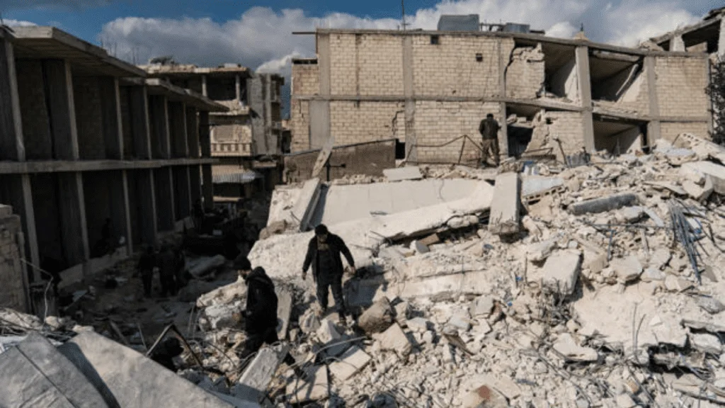 JINDIRES, SYRIA - FEBRUARY 10: Locals look through the rubbles of a building that was destroyed by a 7.8-magnitude earthquake that hit the region in the town of Jindires, Syria, Friday, February 10, 2023. It is estimated that 850 people were found dead and hundreds are believed dead still under the rubbles. (Photo by Salwan Georges/The Washington Post) © Salwan Georges/The Washington Post